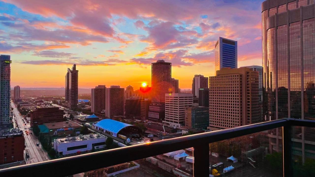 Luxury Downtown Sunset Getaway - Your Home Away From Home - Fully Stocked Kitchen, Gym, Balcony, Free Parking YYC Exterior foto