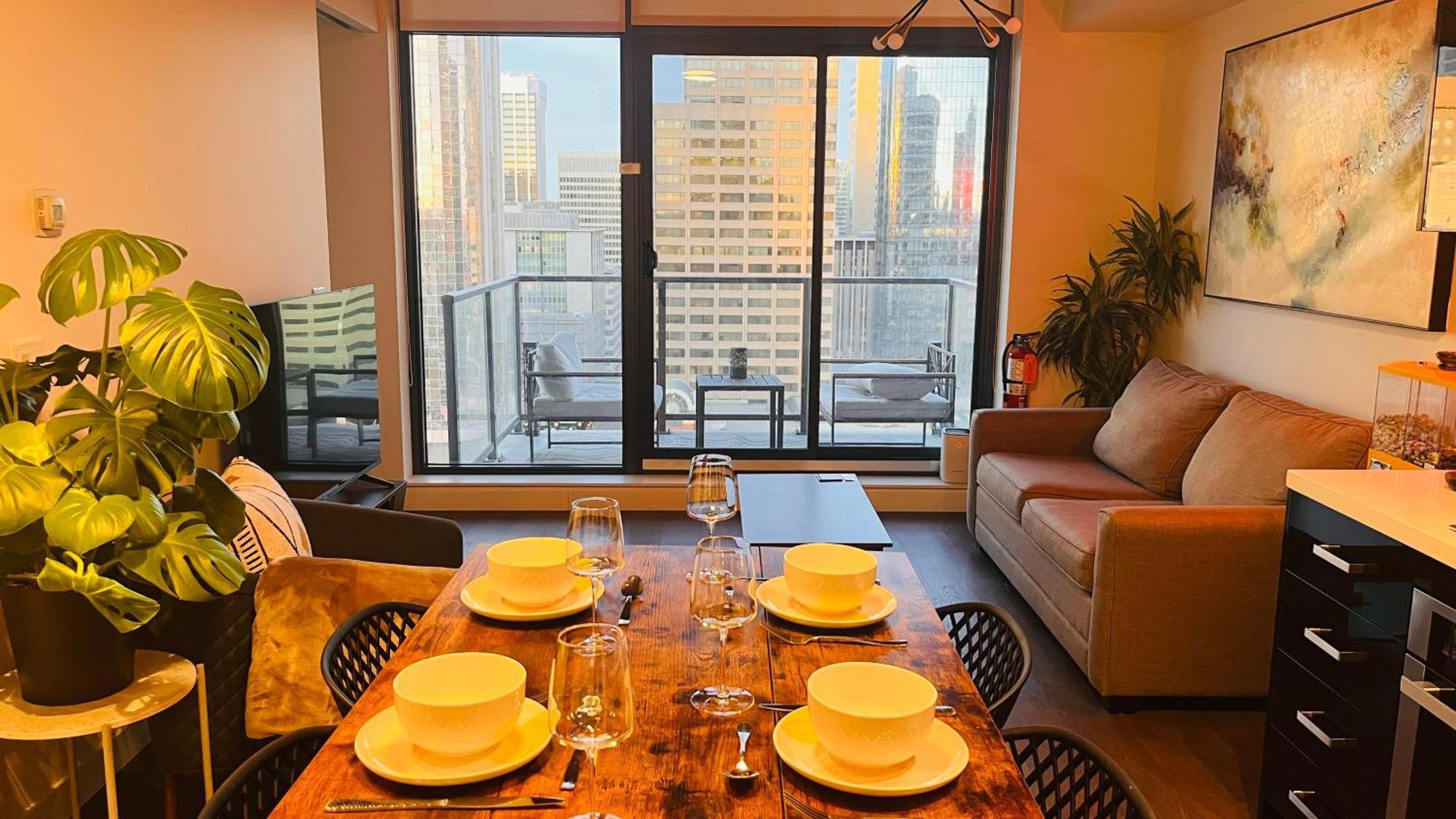 Luxury Downtown Sunset Getaway - Your Home Away From Home - Fully Stocked Kitchen, Gym, Balcony, Free Parking YYC Exterior foto